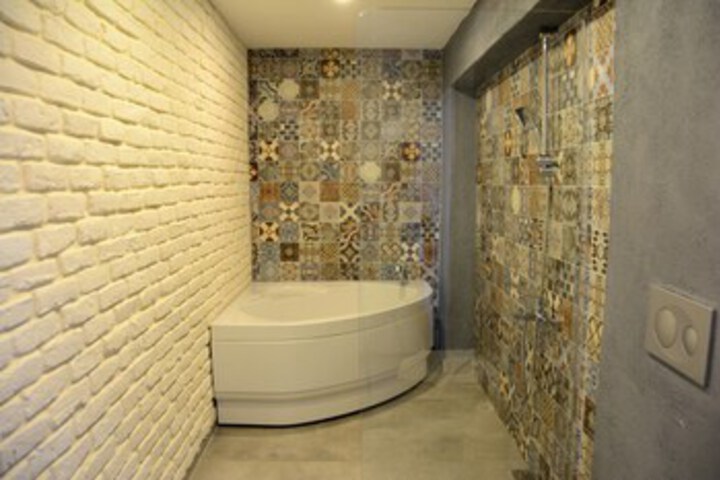 Room 2 of 18