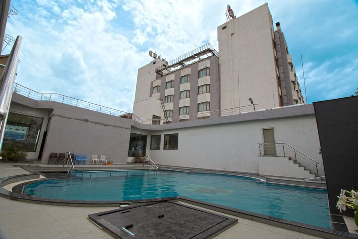Hotel Pool