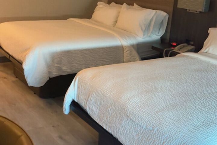 2 Queen Beds (7 of 9)