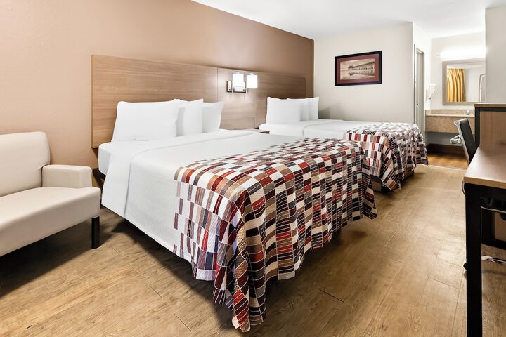 Deluxe Queen Bed (3 of 9)