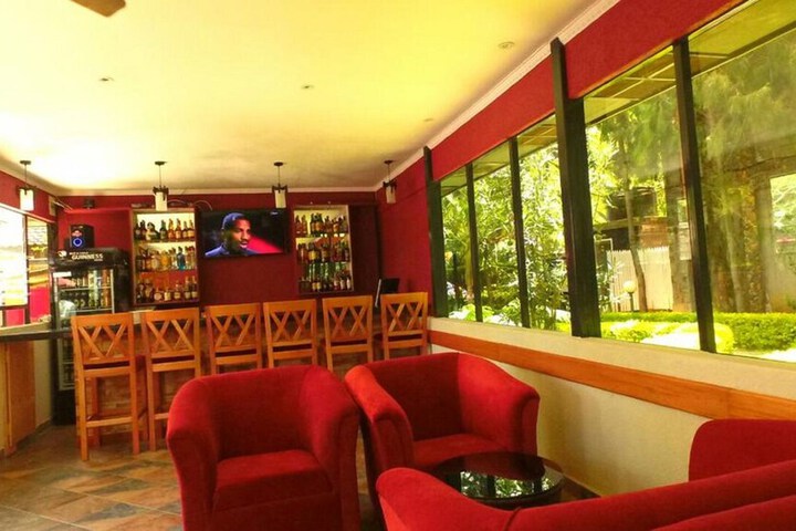 Lounge 25 of 43