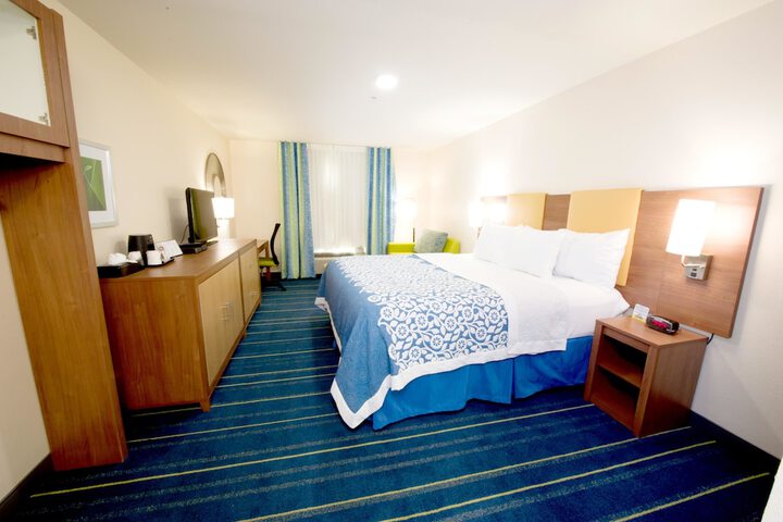 1 King Bed (2 of 6)