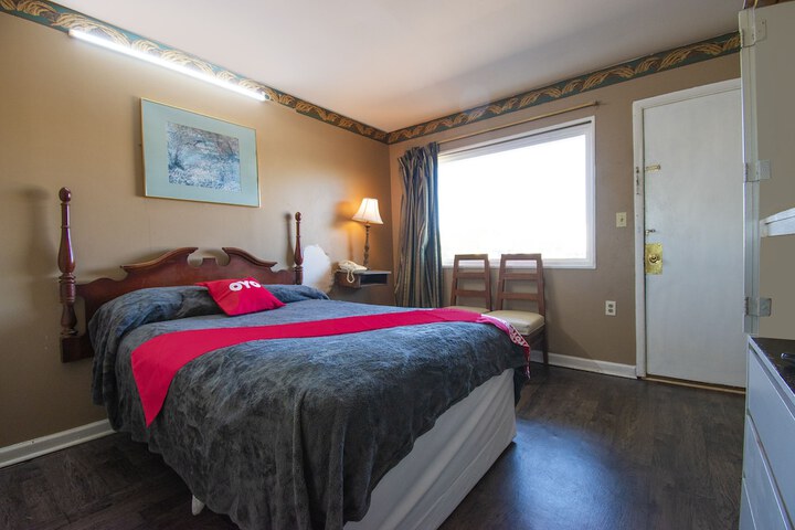 1 Queen Bed (1 of 10)