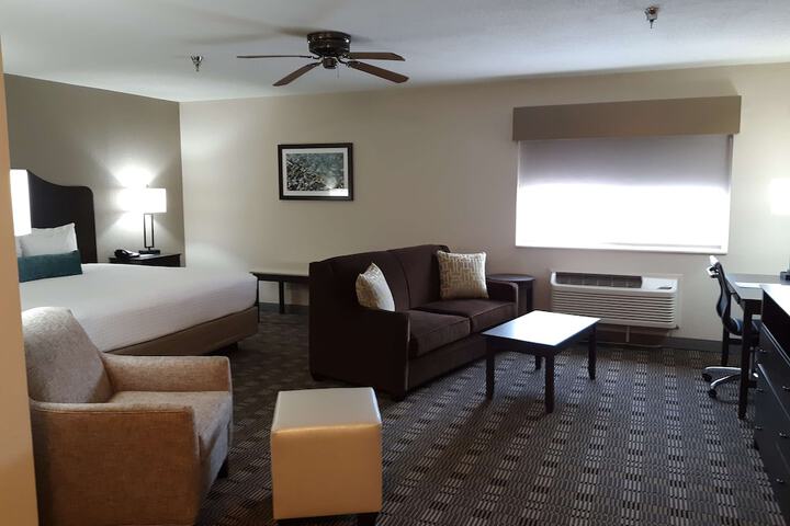 1 King Bed Mobility Accessible Communication Assistance Roll in Shower Full Breakfast (11 of 13)