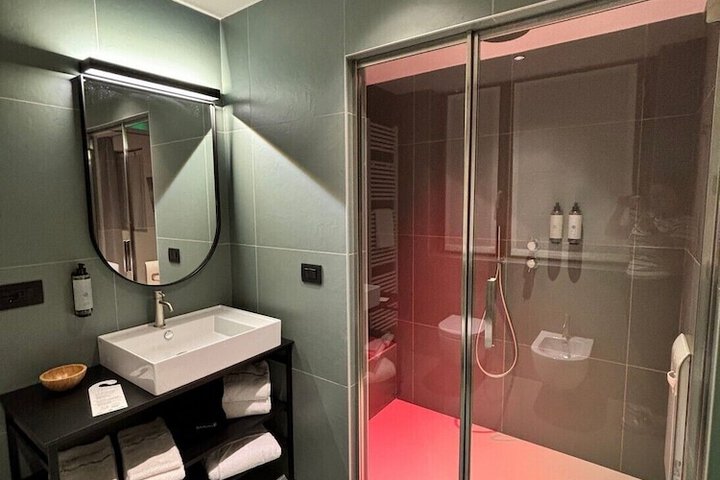 Room 75 of 106