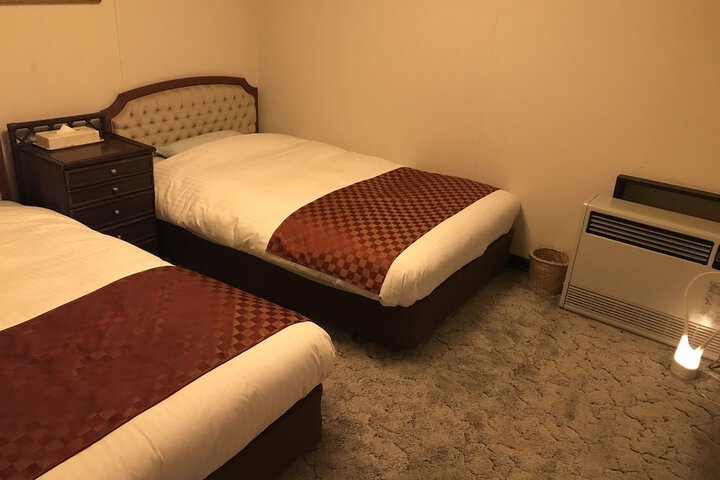 Room 11 of 102