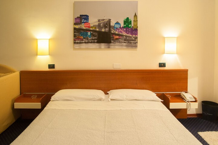 Room 6 of 38
