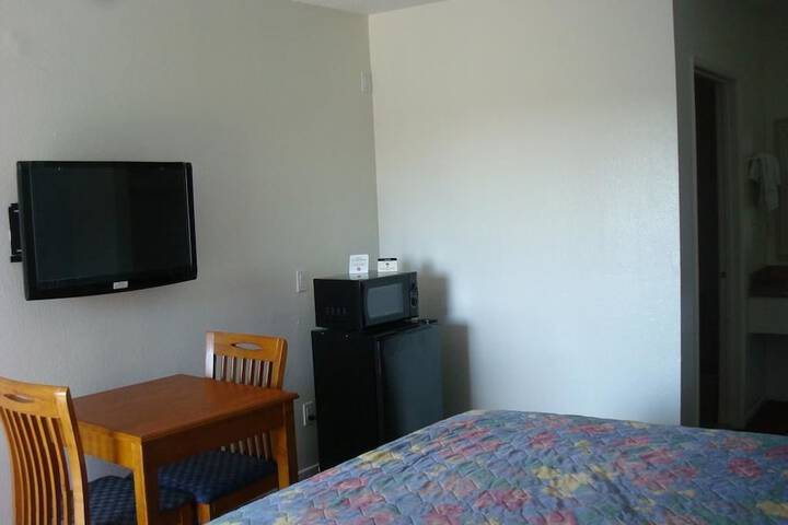 1 Queen Bed (12 of 13)