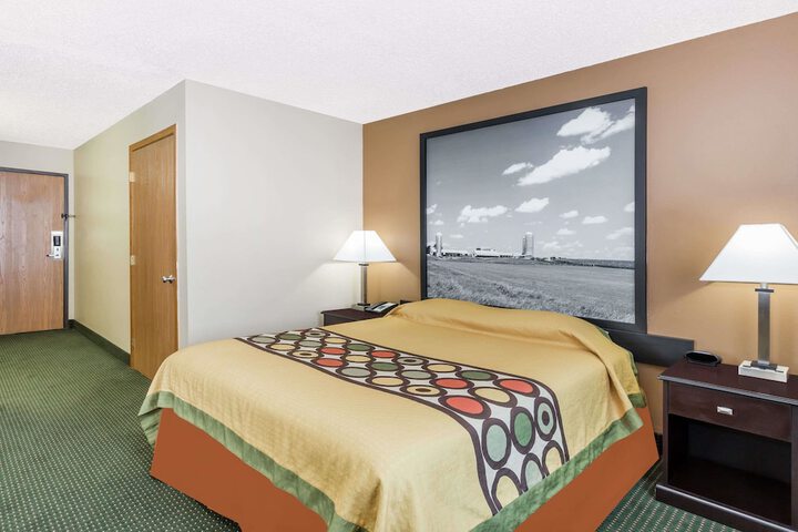 1 Queen Bed (3 of 12)