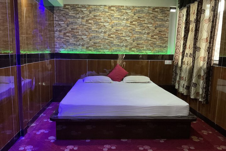 Room 13 of 36