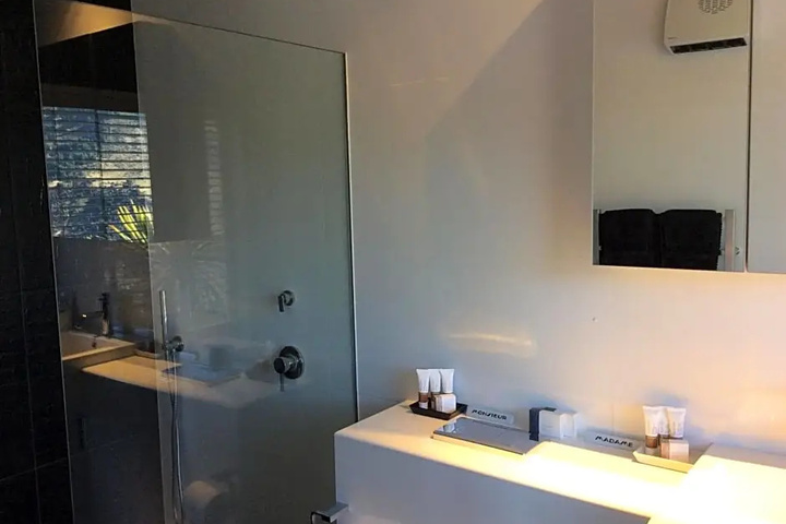 Room 6 of 13