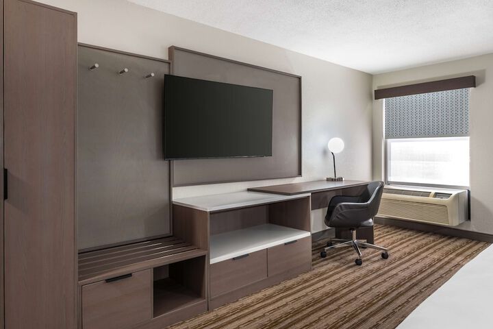 1 King Bed Sofa Bed Work Desk Microwave and Refrigerator WiFi Full Breakfast (3 of 15)