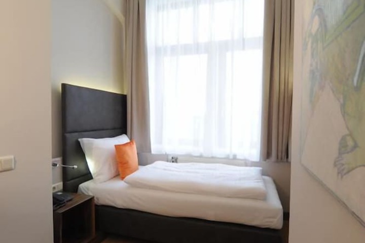 Room 5 of 37