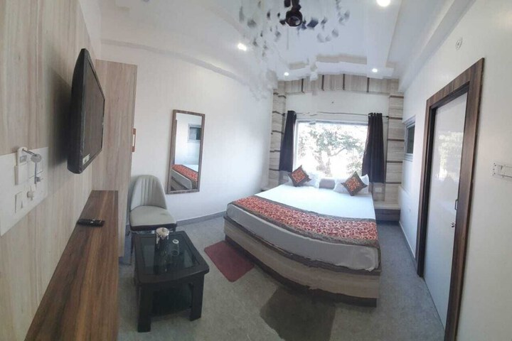 Room 5 of 19