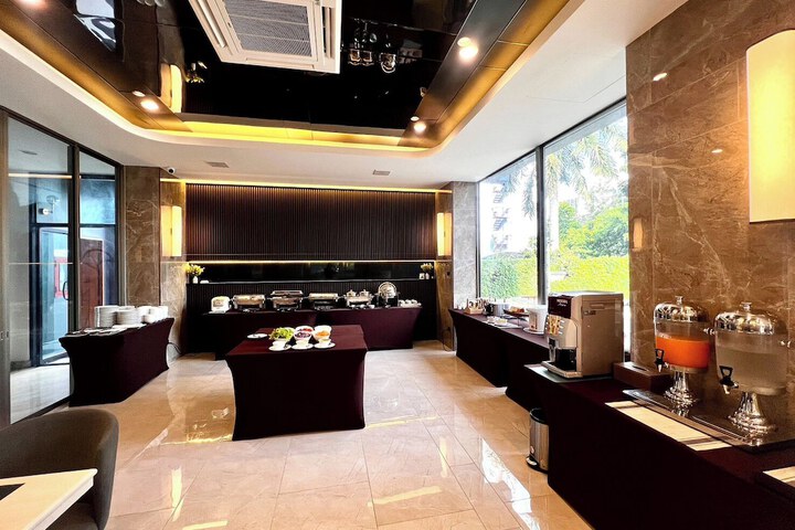 Breakfast/Coffee Service 108 of 146