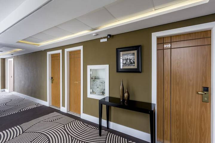 Ballroom/Hall 61 of 88