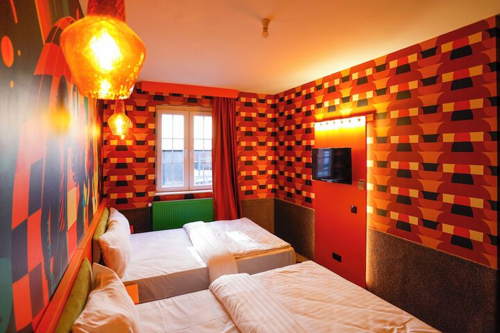 Room 7 of 18