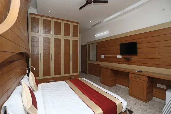 Room 4 of 13