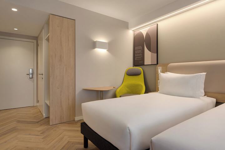 Room 8 of 28
