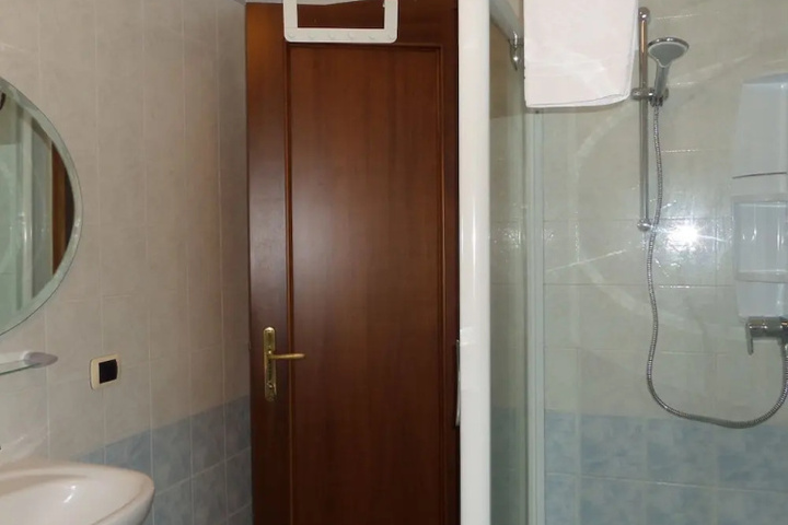 Room 7 of 16