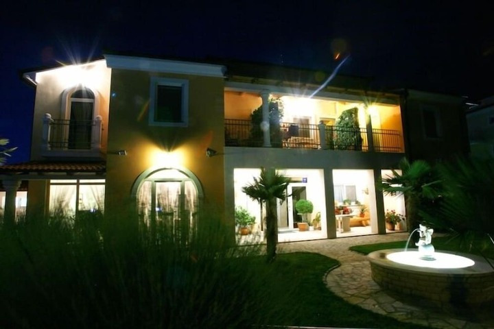 Hotel Exterior 55 of 59