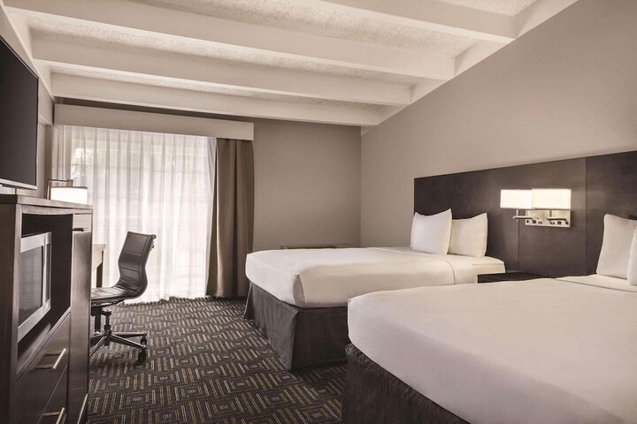2 Queen Beds (3 of 12)
