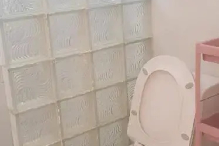 Room 6 of 8