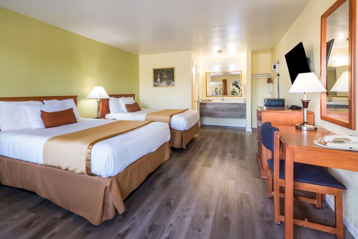 1 Queen Bed (7 of 18)