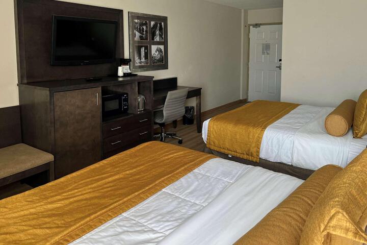 Quadruple Queen Bed (3 of 17)