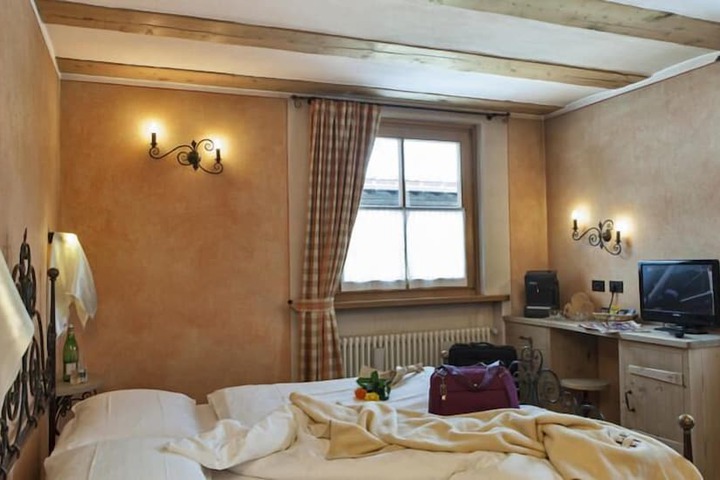 Room 11 of 42