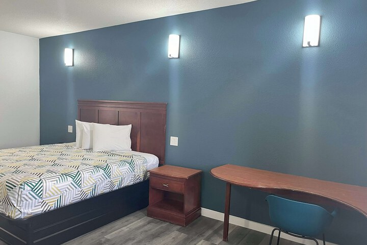 Room 9 of 26
