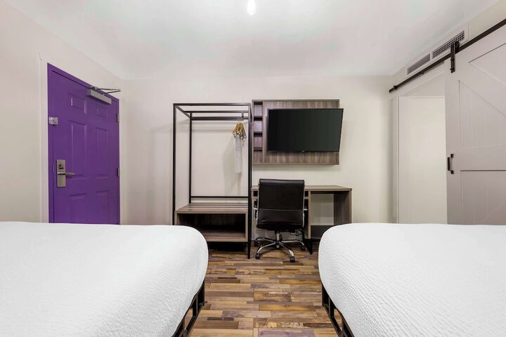 2 Double Beds Workspace (5 of 8)