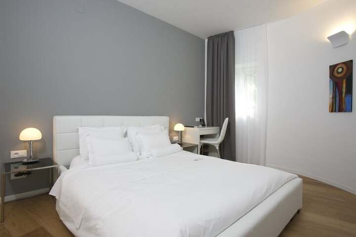 Room 19 of 166