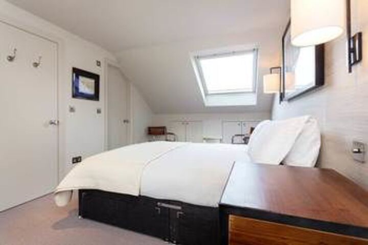 Room 13 of 32