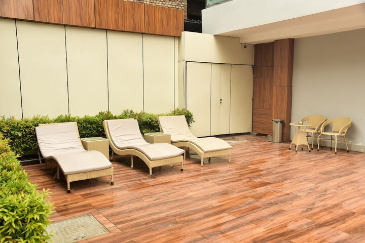 Lounge 66 of 73