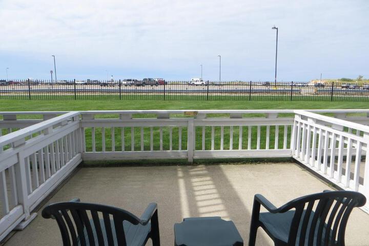 Economy Queen Bed Lake View Patio (13 of 82)