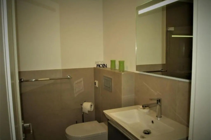 Room 5 of 9