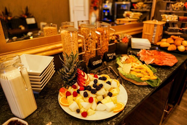 Dining 71 of 95