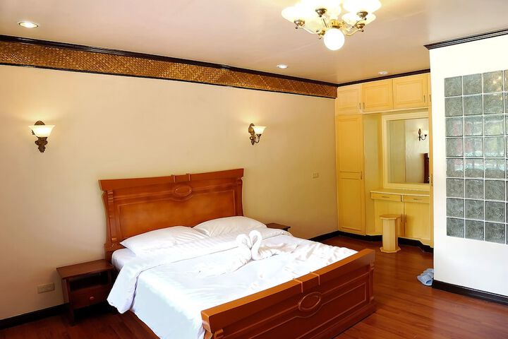 Room 6 of 33