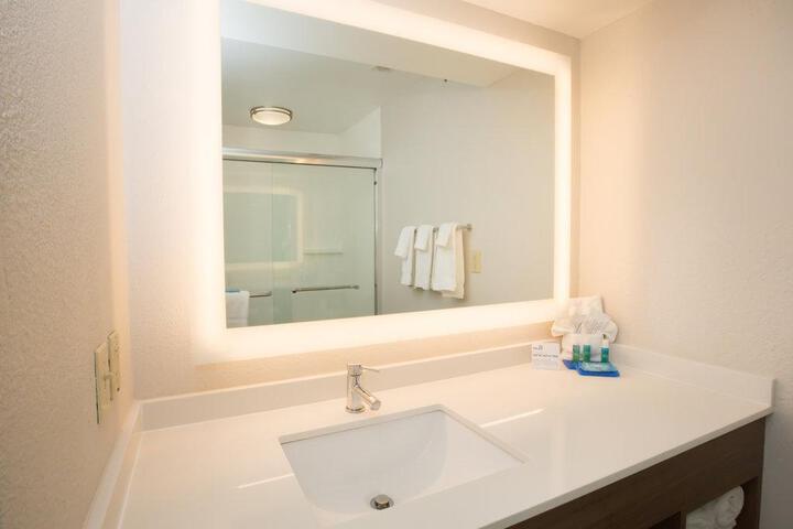 1 King Comm Accessible Roll Shower (36 of 42)