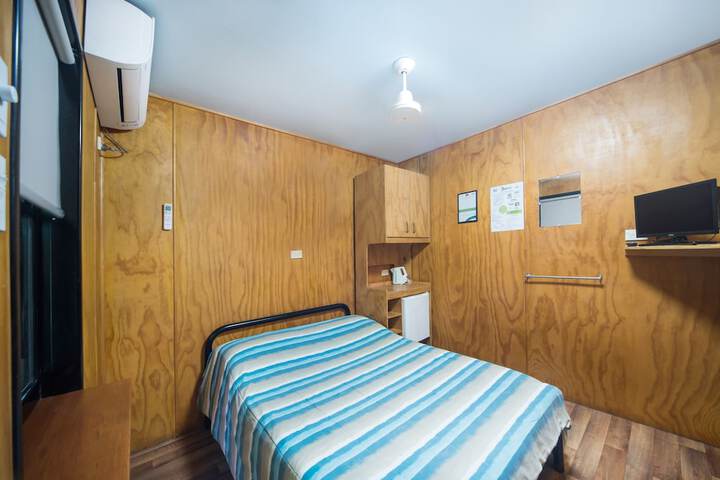 Room 6 of 104