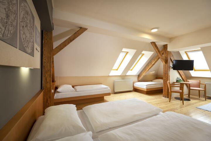 Room 10 of 34