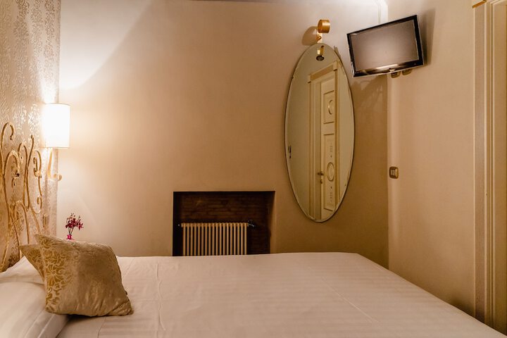 Room 25 of 84
