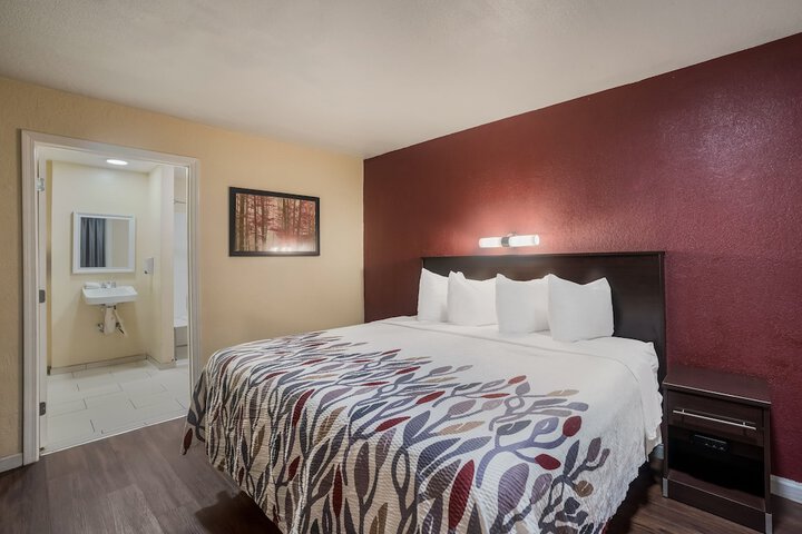 Deluxe King Bed Accessible (16 of 16)