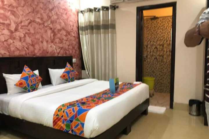 Room 6 of 12