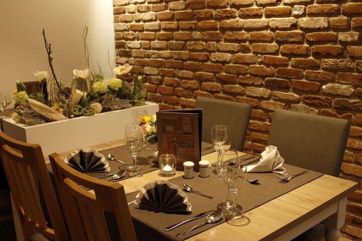Dining 33 of 45