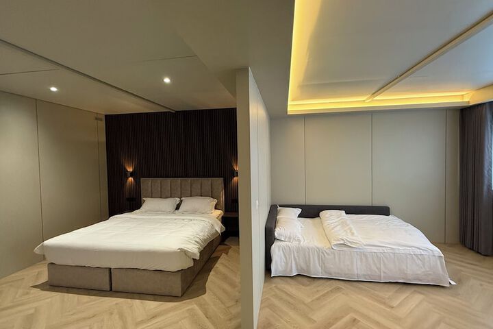 Room 8 of 33