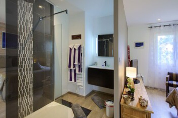Room 5 of 102