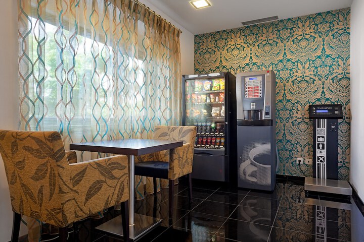 Lounge 96 of 121