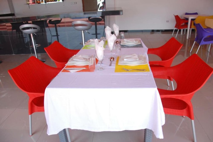 Dining 26 of 48